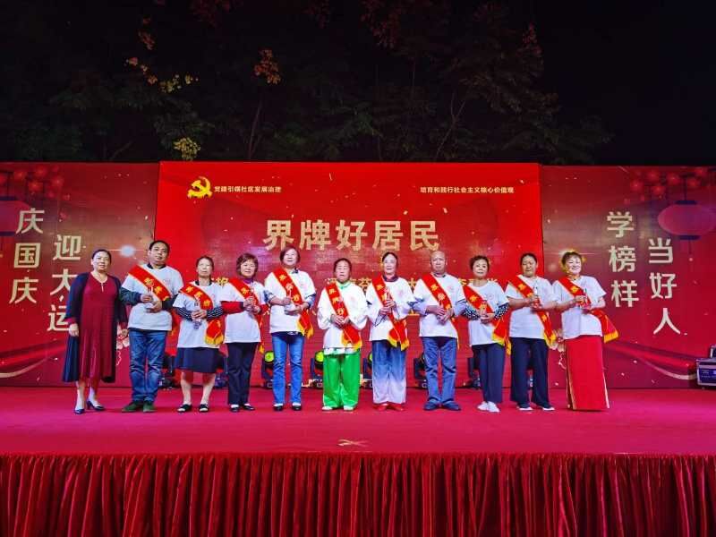 龍泉驛區居民為身邊榜樣“頒獎” 塑造文明新風尚
